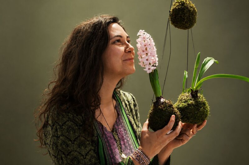 Dana apropiindu-se de o plantă cu flori